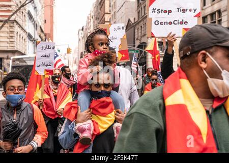 Demonstranten mit Tigray-Fahnen und Plakaten veranstalteten am 26. März 2021 eine Kundgebung auf dem Washington Square und gingen am Broadway in New York entlang, um das Ende des Athiopien-Angriffs auf Zivilisten zu fordern. Der Konflikt zwischen der Regionalregierung Tigray und der äthiopischen Regierung begann 2019 und eskalierte am 4. November 2020 zu einem offenen Krieg. Mehr als 2,3 Millionen Kinder werden von dringend benötigter Hilfe und humanitärer Hilfe abgeschnitten. Viele Demonstranten trugen Jacken, Hut und Gesichtsmasken in Farben der Tigray-Flagge. (Foto von Lev Radin/Sipa USA) Stockfoto