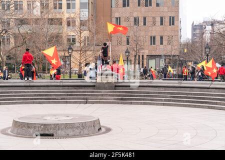 Demonstranten mit Tigray-Fahnen und Plakaten veranstalteten am 26. März 2021 eine Kundgebung auf dem Washington Square und gingen am Broadway in New York entlang, um das Ende des Athiopien-Angriffs auf Zivilisten zu fordern. Der Konflikt zwischen der Regionalregierung Tigray und der äthiopischen Regierung begann 2019 und eskalierte am 4. November 2020 zu einem offenen Krieg. Mehr als 2,3 Millionen Kinder werden von dringend benötigter Hilfe und humanitärer Hilfe abgeschnitten. Viele Demonstranten trugen Jacken, Hut und Gesichtsmasken in Farben der Tigray-Flagge. (Foto von Lev Radin/Sipa USA) Stockfoto