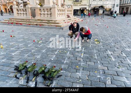 Prag, Tschechische Republik. März 2021, 26th. Während der Gedenkfeier wurden Blumen auf Kreuzen angebracht.auf dem Altstädter Ring in Prag werden fast 25 Tausende Kreuze und Namen von 19 Opfern gemalt, um an den Jahrestag des Todes des ersten tschechischen Patienten mit 19 Toten zu erinnern. Kredit: SOPA Images Limited/Alamy Live Nachrichten Stockfoto