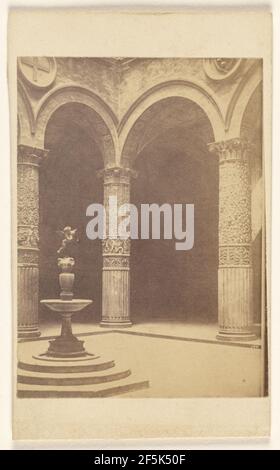 Unidentifiziertes Innere von Bögen, Säulen und einzigen Brunnen, irgendwo in Italien. Fratelli Alinari (Italiener, gegründet 1852) Stockfoto