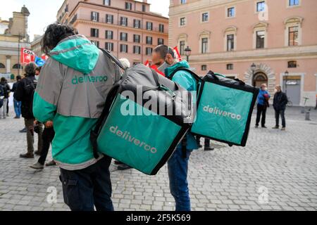 Roma, Italien. März 2021, 26th. Delivery Männer von Deliveroo während der Demonstration gesehen.Delivery Riders Protest in einer ‘No Delivery day Rider Demonstration' auf der Piazza San Silvestro Rom fordern echte Verträge mit besserem Schutz, konkrete Garantien, Fairness und Respekt für ihre Arbeit mit angemessener Vergütung. (Foto: Fabrizio Corragetti/SOPA Image/Sipa USA) Quelle: SIPA USA/Alamy Live News Stockfoto