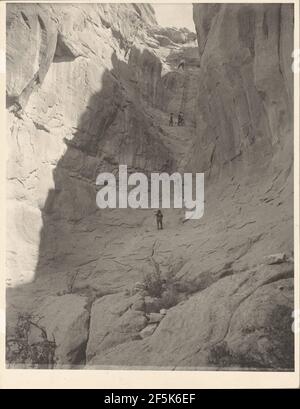 Klettern in der Enchanted Mesa. Hodge Party. AC Vroman (Amerikanisch, 1856 - 1916) Stockfoto