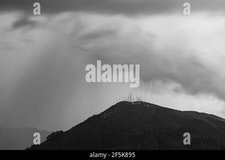 Dreifacher Blitzeinschlag auf dem Pichincha Vulkan, Quito, Ecuador. Stockfoto