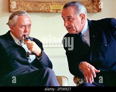 Präsident Lyndon B. Johnson trifft Premierminister Harold Wilson, Juli 1966 Stockfoto