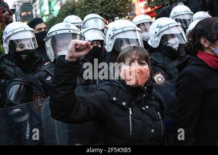 Istanbul, Türkei. März 2021, 26th. Ein Protestler rief Slogans, während er während der Demonstration neben der Polizei Gesten machte.Frauen versammelten sich in Kad?koy, um gegen den Rückzug der Türkei aus der Istanbuler Konvention zu protestieren. Kredit: SOPA Images Limited/Alamy Live Nachrichten Stockfoto