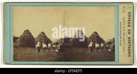 Voyage en Bretagne. Saint-Pol-de-Leon (Finistere) Batteurs dans une Ferme.. Unbekannter Hersteller, Französisch Stockfoto