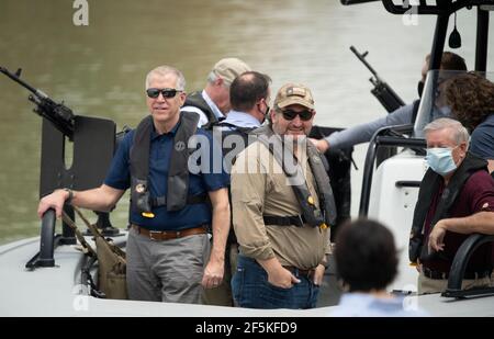 Granejo, Texas, USA. März 2021, 26th. Von links nach rechts, Sen. THOM TILLIS, R-North Carolina, Sen. TED CRUZ R-Texas, Und Senator LINDSEY GRAHAM, R-South Carolina, schließen Sie sich einer Delegation von achtzehn US-Senatoren an, die am Ende einer Wirbelwind-Tour durch Südtexas den Rio Grande River südlich von Mission in vier Texas Dept. Of Public Safety Gunboats erkunden. Die Senatoren sahen ein überfülltes Arbeitszentrum für Migranten in Donna und eine Leiche, die im Fluss nördlich des Anzalduas Parks schwebte. Quelle: Bob Daemmrich/ZUMA Wire/Alamy Live News Stockfoto