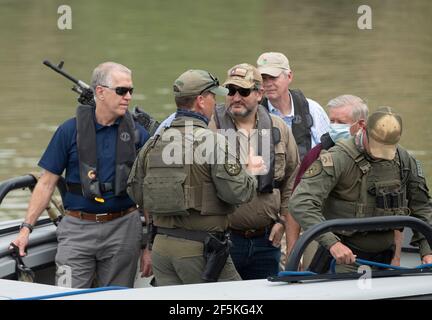 Granjeno, Texas, USA, 26th. März 2021. Von links nach rechts Senator THOM TILLIS aus North Carolina, Senator TED CRUZ aus Texas, Senator RON JOHNSON aus Wisconsin und Senator LINDSEY GRAHAM aus South Carolina, Begleiten Sie eine Delegation von 18 republikanischen US-Senatoren auf einer Tour durch den Rio Grande River südlich von Mission in vier Texas Dept. Of Public Safety Gunboats. Die Fahrt markierte das Ende einer Wirbelwind-Tour durch Südtexas, bei der die Senatoren ein überfülltes Verarbeitungszentrum für Migranten in Donna und eine Leiche im Fluss nördlich des Anzalduas Parks schwebten sahen. Kredit: Bob Daemmrich/Alamy Live Nachrichten Stockfoto