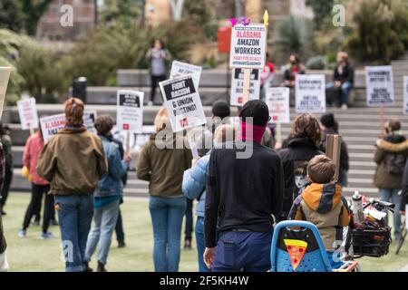 Seattle, USA. März 2021, 26th. Spät am Tag protestierten Demonstranten bei der Solidaritätskundgebung, um Amazonas in Alabama in den Amazonas-Sphären in der Innenstadt zu gewerkschaftlich zu vereinheitlichen. Amazon-Arbeitnehmer stimmen diese Woche darüber ab, ob sie eine Gewerkschaft in Bessemer Alabama gründen wollen. Amazon hat Kritik wegen der Behandlung von Arbeitnehmern in ihren Betriebszentren auf der ganzen Welt ausgesetzt. Quelle: James Anderson/Alamy Live News Stockfoto