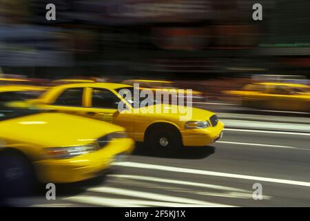 2003 HISTORISCHE STRASSENSZENE GELBE TAXIS (©FORD MOTOR CO 2000) TIMES SQUARE MANHATTAN NEW YORK CITY USA Stockfoto