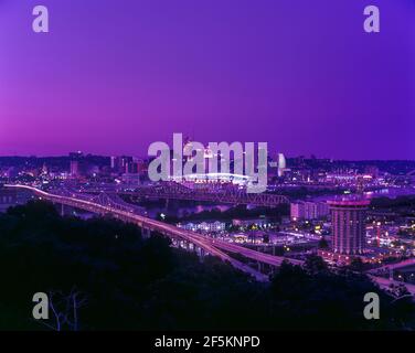 2003 HISTORISCHE DOWNTOWN SKYLINE CINCINNATI OHIO VON COVINGTON KENTUCKY USA Stockfoto