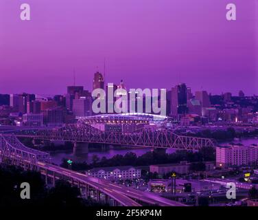 2003 HISTORISCHE DOWNTOWN SKYLINE CINCINNATI OHIO VON COVINGTON KENTUCKY USA Stockfoto