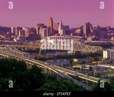 2003 HISTORISCHE DOWNTOWN SKYLINE CINCINNATI OHIO VON COVINGTON KENTUCKY USA Stockfoto