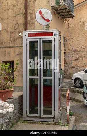 Ikonische italienische Telefonzelle aus den Jahren 80s und 90s Stockfoto