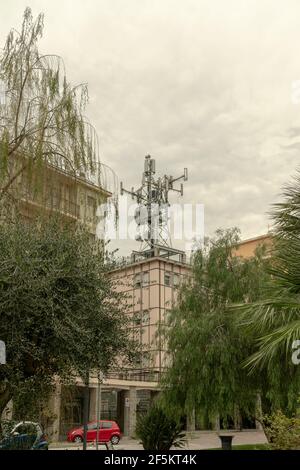 Elektrokommunikation Wireless, Handy-Antennen Turm. In der bewohnten Mitte. Das Hotel liegt auf den Gebäuden eines italienischen Viertels. 5G High-Speed, LTE Stockfoto