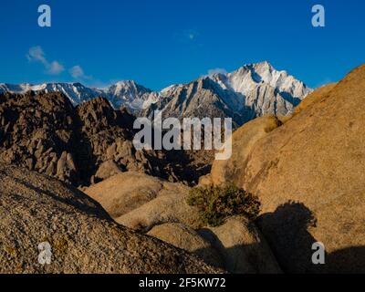 Spektakuläre Landschaft der Alabama Hills mit Blick auf Mount Whitney in der östlichen sierra in der Nähe von Lone Pine, Kalifornien, USA Stockfoto