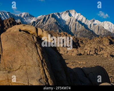 Spektakuläre Landschaft der Alabama Hills mit Blick auf Mount Whitney in der östlichen sierra in der Nähe von Lone Pine, Kalifornien, USA Stockfoto