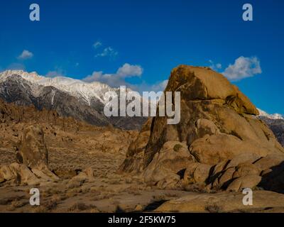 Spektakuläre Landschaft der Alabama Hills mit Blick auf Mount Whitney in der östlichen sierra in der Nähe von Lone Pine, Kalifornien, USA Stockfoto