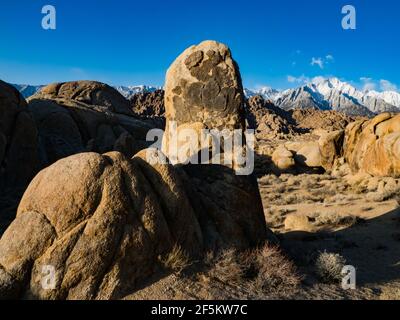 Spektakuläre Landschaft der Alabama Hills mit Blick auf Mount Whitney in der östlichen sierra in der Nähe von Lone Pine, Kalifornien, USA Stockfoto