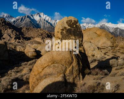 Spektakuläre Landschaft der Alabama Hills mit Blick auf Mount Whitney in der östlichen sierra in der Nähe von Lone Pine, Kalifornien, USA Stockfoto