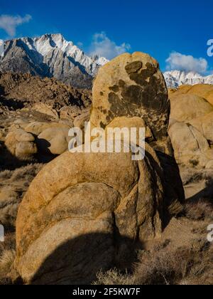 Spektakuläre Landschaft der Alabama Hills mit Blick auf Mount Whitney in der östlichen sierra in der Nähe von Lone Pine, Kalifornien, USA Stockfoto