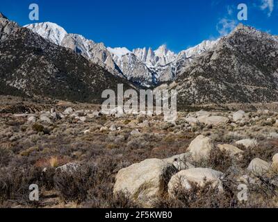 Spektakuläre Landschaft der Alabama Hills mit Blick auf Mount Whitney in der östlichen sierra in der Nähe von Lone Pine, Kalifornien, USA Stockfoto