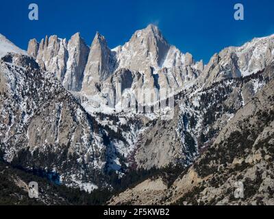 Spektakuläre Landschaft der Alabama Hills mit Blick auf Mount Whitney in der östlichen sierra in der Nähe von Lone Pine, Kalifornien, USA Stockfoto