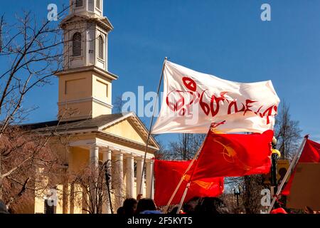 Washington, DC, USA, 26. März 2021. Im Bild: Flaggen auf dem Display - darunter die Flagge der National League for Democracy - beim Protest gegen den Putsch in Myanmar auf der Black Lives Matter Plaza, wo Demonstranten Präsident Joe Biden aufforderten, zur Wiederherstellung der Demokratie in Myanmar zu intervenieren. Kredit: Allison C Bailey/Alamy Live Nachrichten Stockfoto