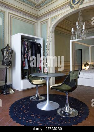 Schönes Schlafzimmer mit Kleiderschrank und Himmelbett in einem eleganten Haus in Florenz, Italien Stockfoto