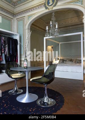 Schönes Schlafzimmer mit Kleiderschrank und Himmelbett in einem eleganten Haus in Florenz, Italien Stockfoto