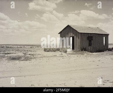 Verlassene Dust Bowl Startseite. Abandoned Dust Bowl Home; Dorothea lange (amerikanisch, 1895 - 1965); um 1935–1940; Silbergelatine; 18,9 × 24,4 cm (7 7/16 × 9 5/8 Zoll); 2000,50.12; Stockfoto