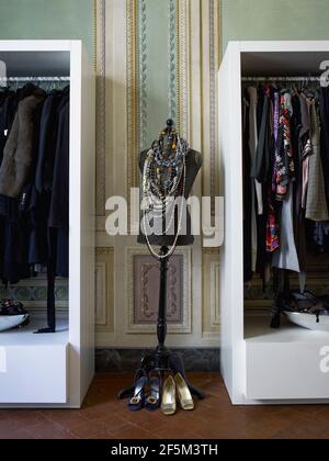 Schönes Schlafzimmer mit Kleiderschrank und Himmelbett in einem eleganten Haus in Florenz, Italien Stockfoto