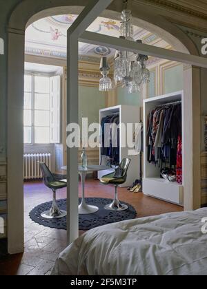 Schönes Schlafzimmer mit Kleiderschrank und Himmelbett in einem eleganten Haus in Florenz, Italien Stockfoto