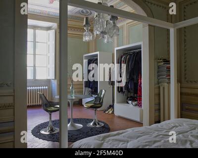 Schönes Schlafzimmer mit Kleiderschrank und Himmelbett in einem eleganten Haus in Florenz, Italien Stockfoto