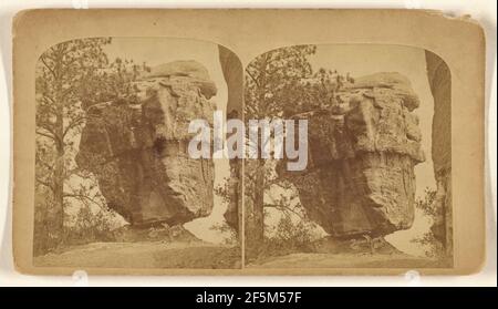 Balancing Rock, in der Nähe von Manitou, Colorado. Geschätztes Gewicht, 300 Tonnen. 6 km von Colorado Springs, Colorado. Bryon H. Gurnsey (amerikanisch, 1833 - 1880) Stockfoto