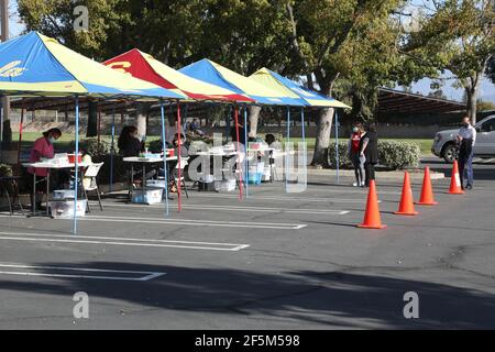 Chino Hills, Kalifornien. März 2021, 24th. Die Menschen warten in der Schlange auf ihren COVID-19 Antikörpertest beim GUARDaHEART No Cost COVID-19 Antikörpertest, der in der Church of Jesus Christ of Latter-day Saints in Chino Hills, Kalifornien, abgehalten wird. Bild: Sheri Determan Stockfoto