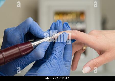 Master Hardware Maniküre Formen Nägel Und Nagelhaut Nahaufnahme. Hardware Maniküre. Konzept Der Körperpflege Und Schönheitsbehandlung. Professioneller Nagelservice. Weichzeichner Stockfoto