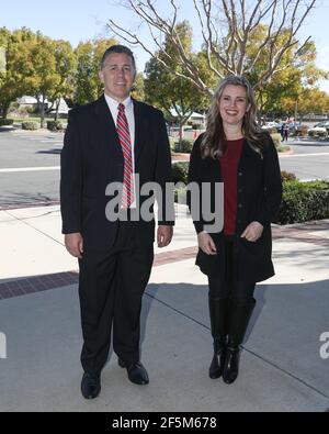 Chino Hills, Kalifornien. März 2021, 24th. Phil McMullin, Repräsentant, und Shannon Hoover, Kommunikationsdirektor für die Kirche Jesu Christi der Heiligen der Letzten Tage, beim GUARDaHEART No Cost COVID-19 Antibody Testing Held in der Kirche Jesu Christi der Heiligen der Letzten Tage in Chino Hills, Kalifornien. Bild: Sheri Determan Stockfoto