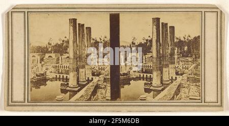 Drei verbleibende Säulen in Ruinen. Unbekannt Stockfoto
