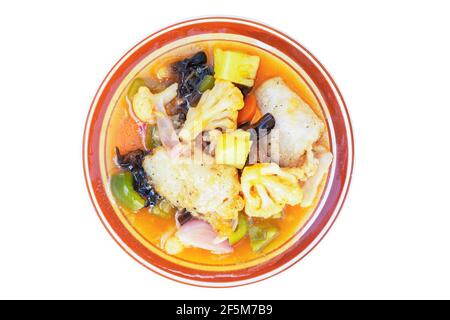 Süß-saure Meeresfrüchte auf Teller isoliert auf weißem Hintergrund. Stockfoto