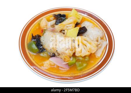 Süß-saure Meeresfrüchte auf Teller isoliert auf weißem Hintergrund. Stockfoto