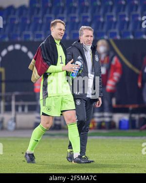 Freude mit Torwart Manuel NEUER l. (GER) und Torwartcoach Andreas KOEPKE (KÃ¶pke, GER) nach dem Spiel, mit Deutschland-Flag-Handtuch. Fußball Laenderspiel, WM Qualification Group J Spieltag 1, Deutschland (GER) - Island (ISL) 3: 0, am 25th. März 2021 in Duisburg. â Verwendung weltweit Stockfoto