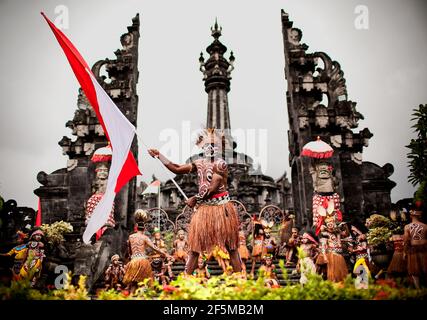 DENPASAR/BALI-JUNI 15 2013: Eröffnung des Bali Art Festivals Stockfoto