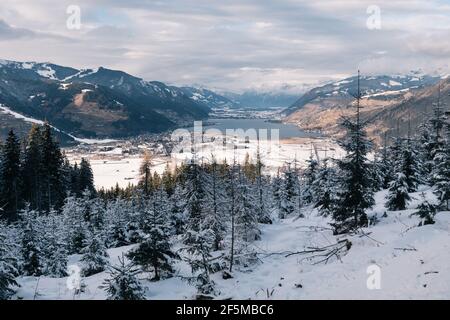 Zell am See mit dem Zeller See, eine alpine Winterlandschaft mit verschneiten Bergen in Salzburg, Österreich Stockfoto