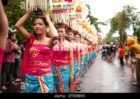 DENPASAR/BALI-JUNI 15 2013: Eröffnung des Bali Art Festivals Stockfoto