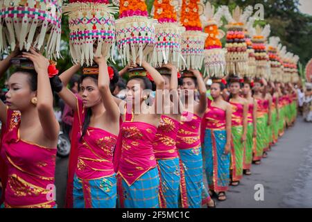 DENPASAR/BALI-JUNI 15 2013: Eröffnung des Bali Art Festivals Stockfoto