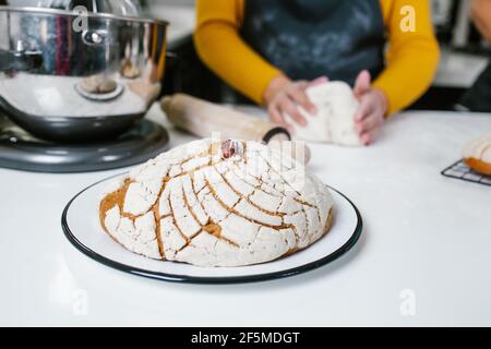 Hände der mexikanischen Bäcker Vorbereitung Teig für Conchas mexikanische traditionell Brot in der Küche in Mexiko-Stadt Stockfoto