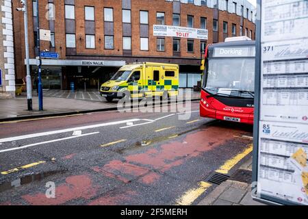 London UK, März 26 2021, London NHS Ambulanz und EIN roter Bus auf einer leeren High Street während Covid-19 Coronavirus Lockdown Stockfoto