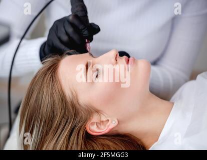 Meister macht Augenbrauen dauerhafte Make-up Stockfoto