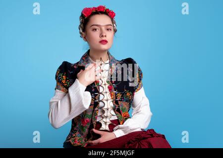 Die junge Frau im Bild der mexikanischen Künstlerin Frida hält ihren symbolischen Rückgrat. Stockfoto